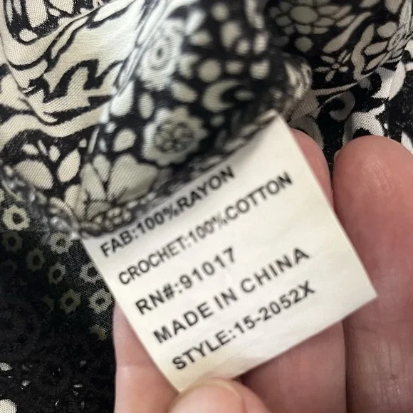 Solitaire Top Womens 1X Black White Print Boho Crochet Trim Peasant Curvy Shape - Picture 8 of 9